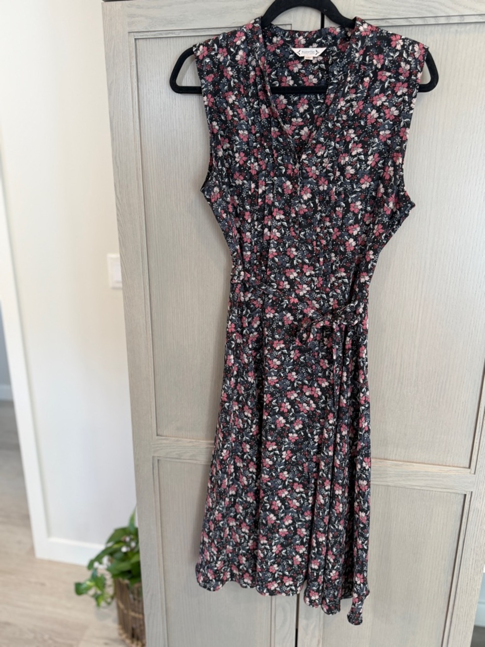 🌸 Elegant Sleeveless Floral Midi Dress in Black and Pink - Picture 3 of 4